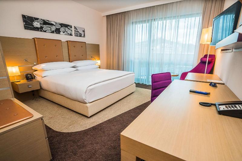 Deluxe King Room with Balcony image 4