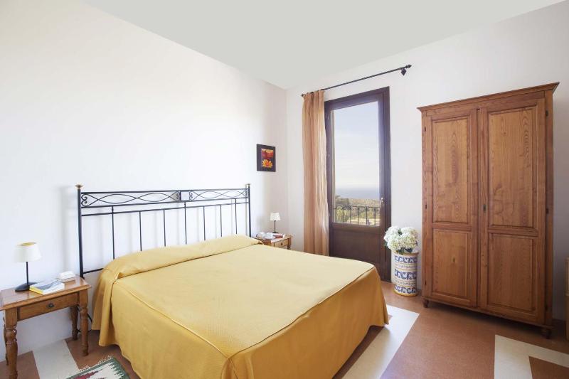 Double Room with Sea View image 4