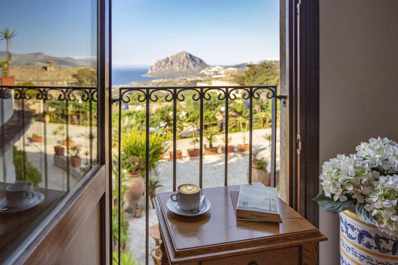 Double Room with Sea View image 3