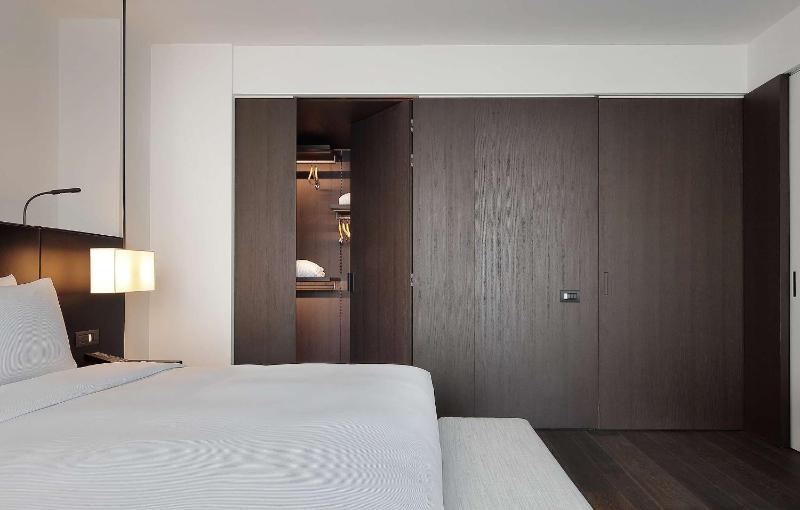 Suite with Balcony and Lake View image 4