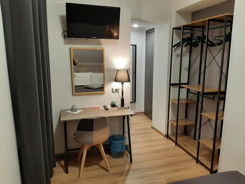 Small Double Room image 3