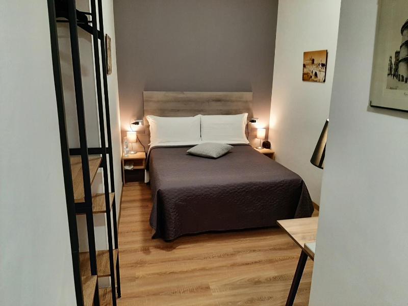 Small Double Room image 2