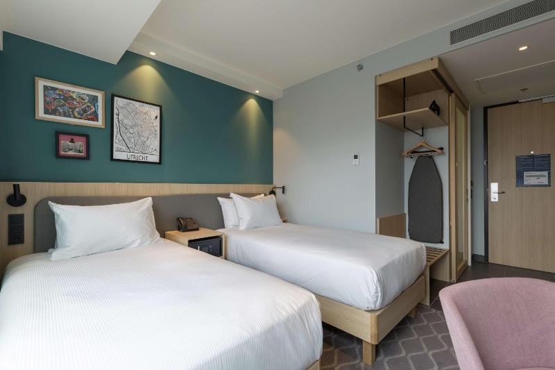 Twin Room image 3