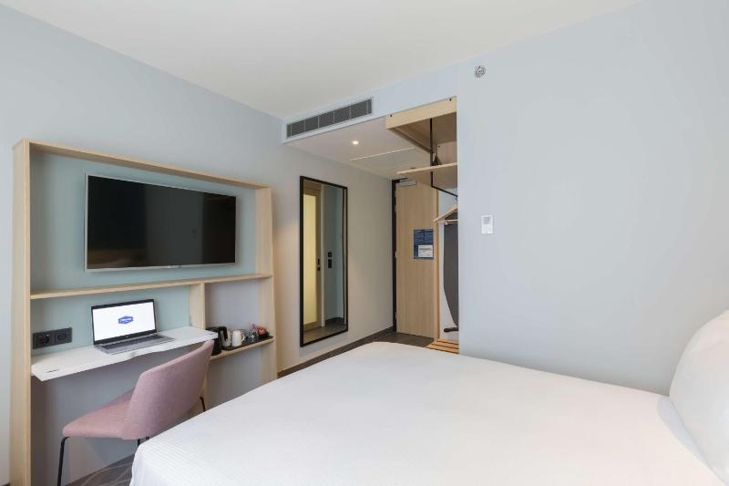Twin Room image 4