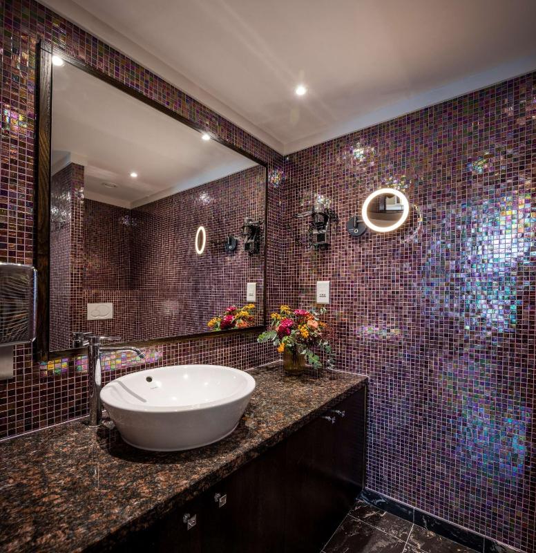 One-Bedroom King Suite with View image 2