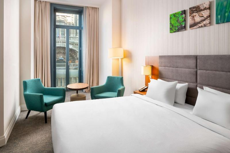 Deluxe King Room image 1