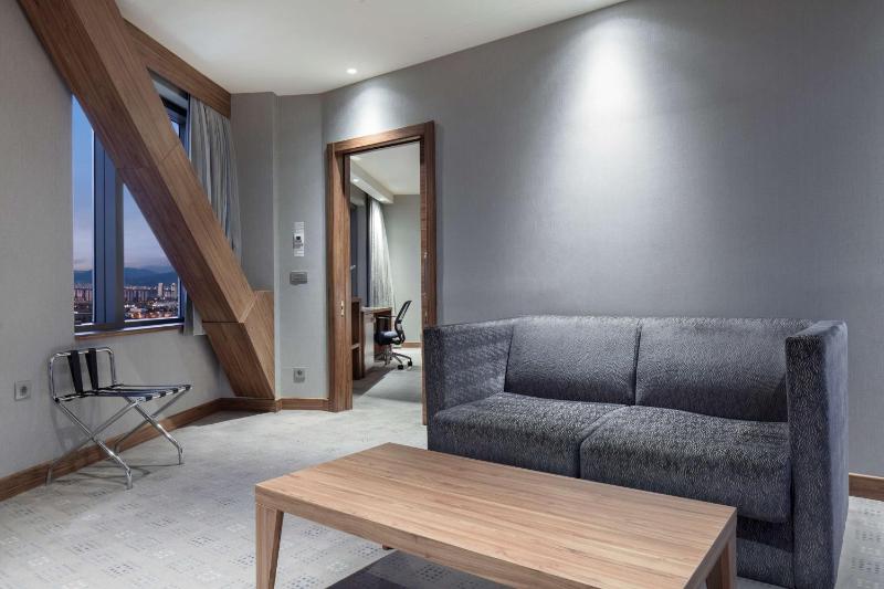 Queen Family Room - Non-Smoking  image 4