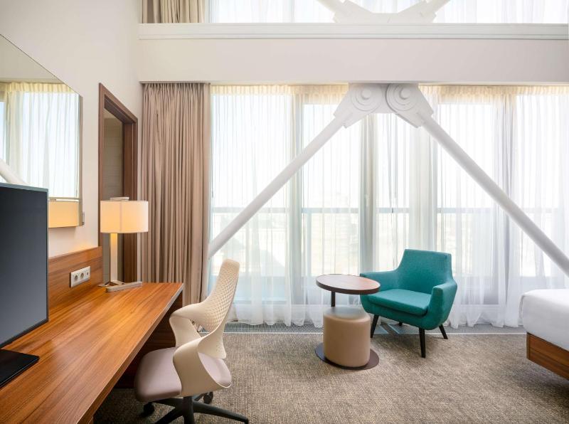 Deluxe King Room with City View image 3