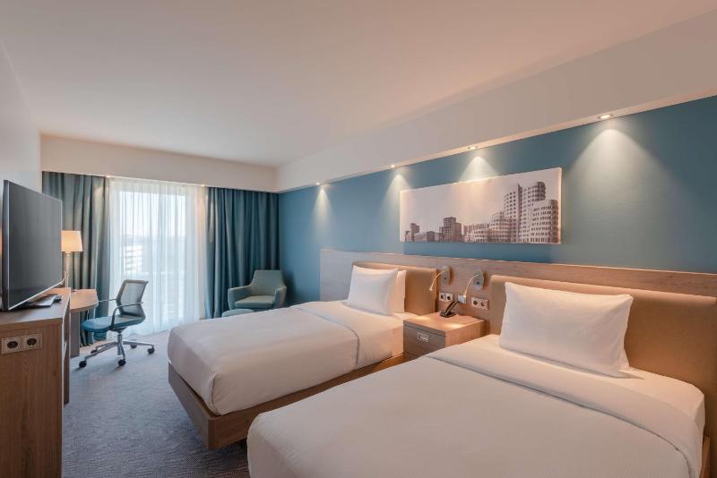 Hampton by Hilton Dusseldorf City Centre - image 36