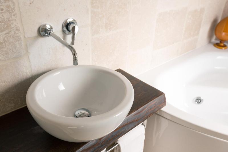 Deluxe Suite with Spa Bath image 2