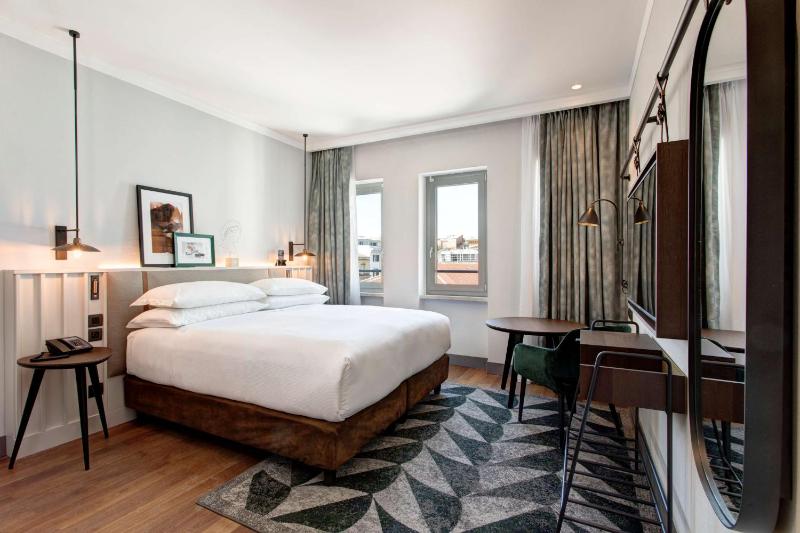 Superior King Room image 3