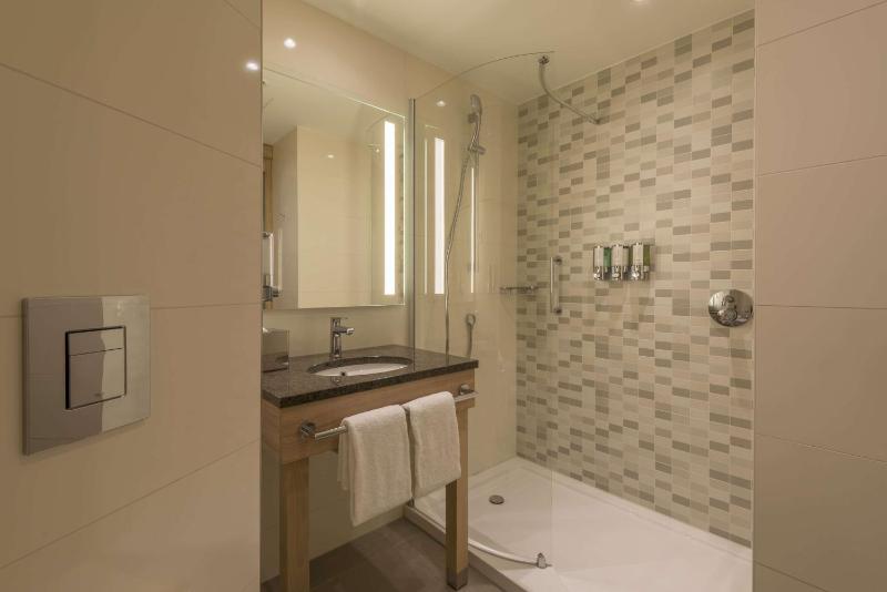 Queen Room with Sofa image 1