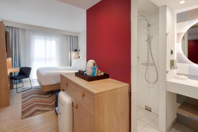 Queen Family Room image 1