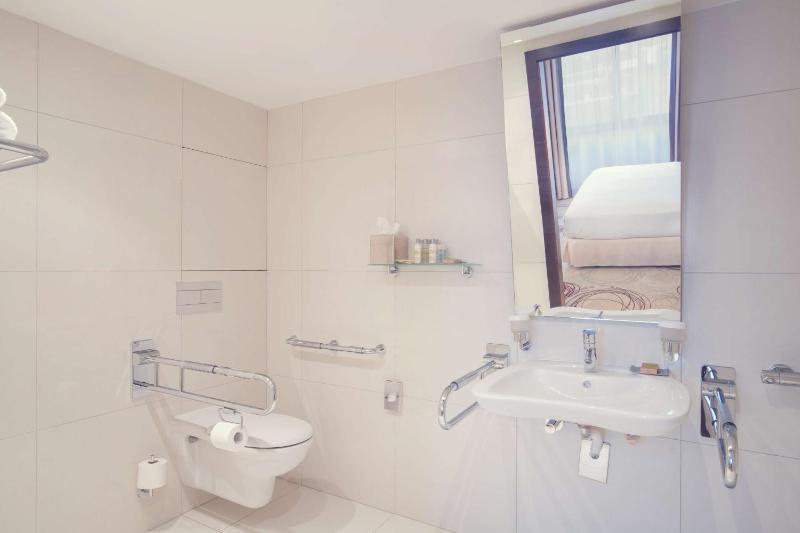 King Suite - Accessible image 3