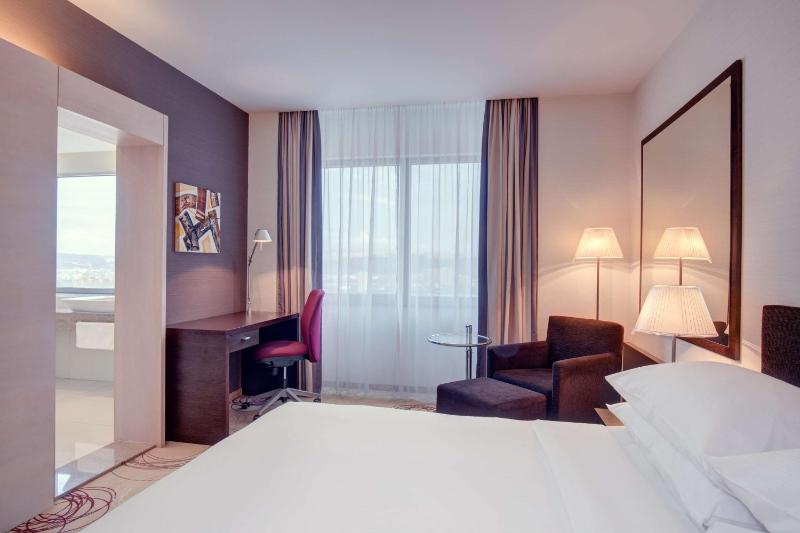 Deluxe King Room image 4