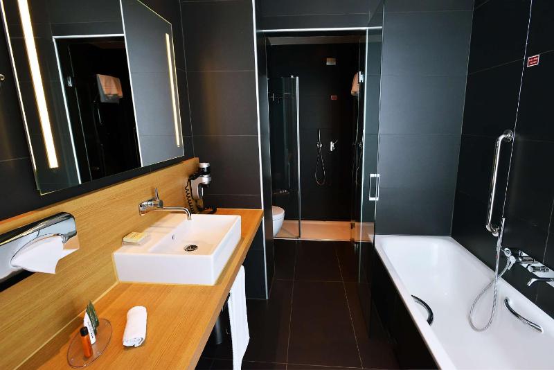Deluxe King Room image 1