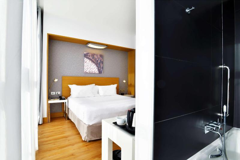 Deluxe King Room image 3