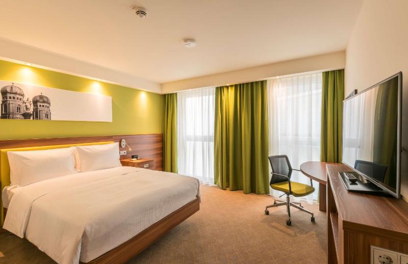 Queen Accessible Room NS image 4