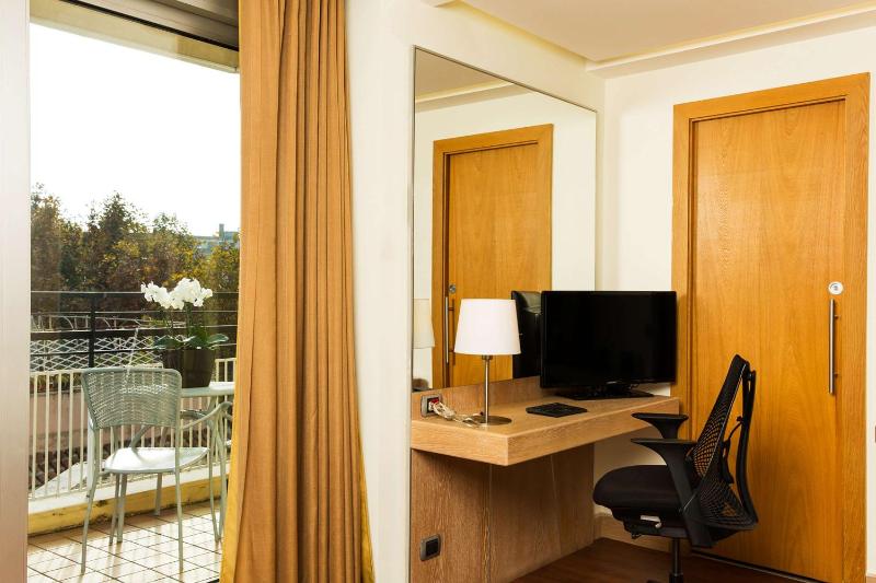 Superior King Room image 4