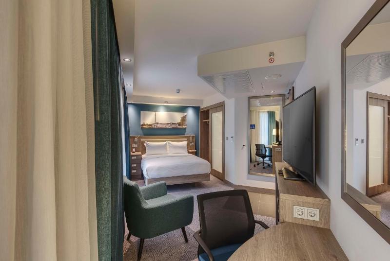 Queen Room image 3