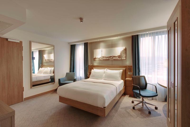 Queen Room with Roll-in Shower - Mobility Accessible image 3
