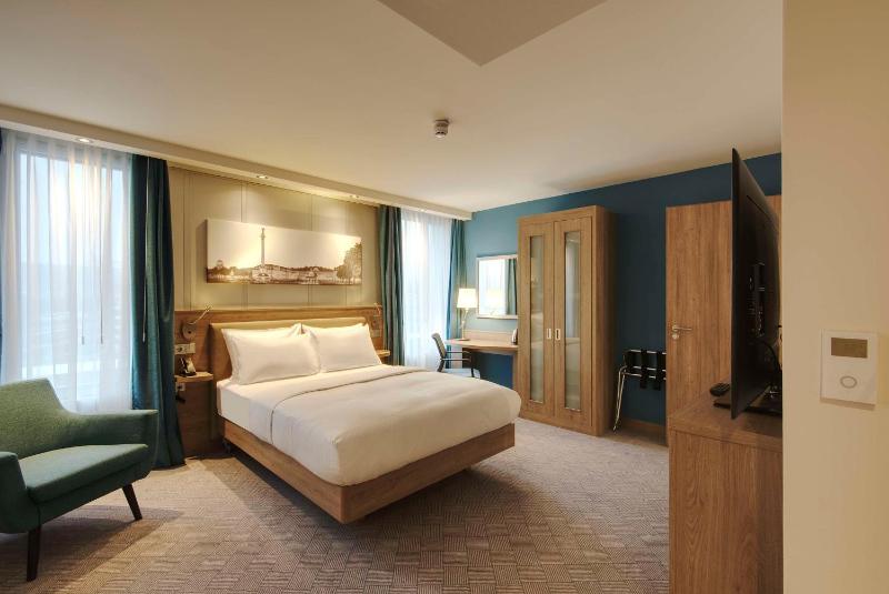 Queen Room with Roll-in Shower - Mobility Accessible image 4