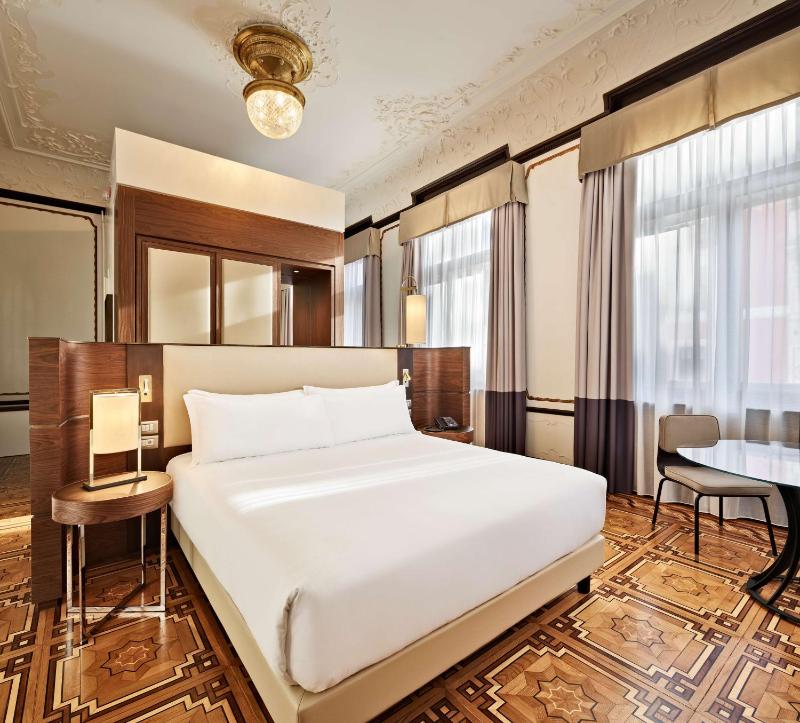 Historical Deluxe King Room image 3