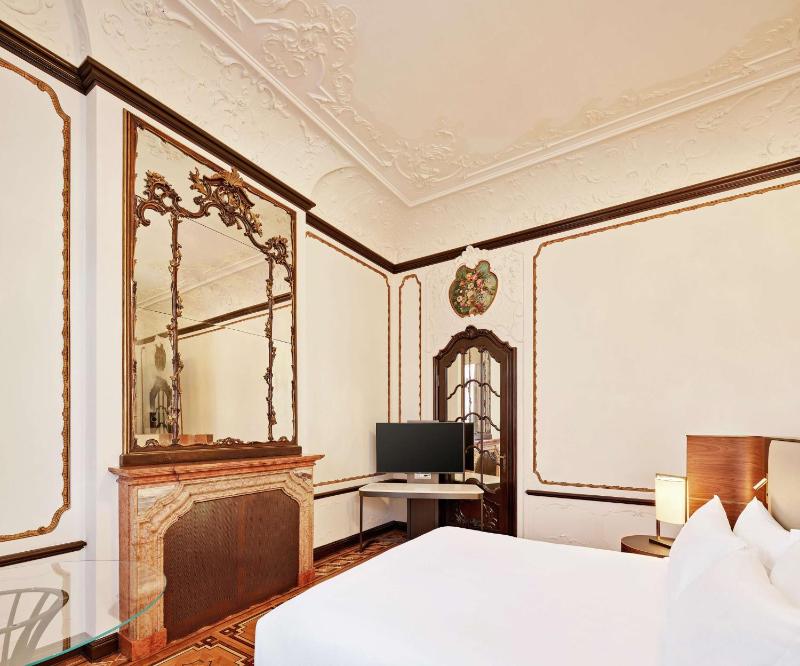 Historical Deluxe King Room image 4