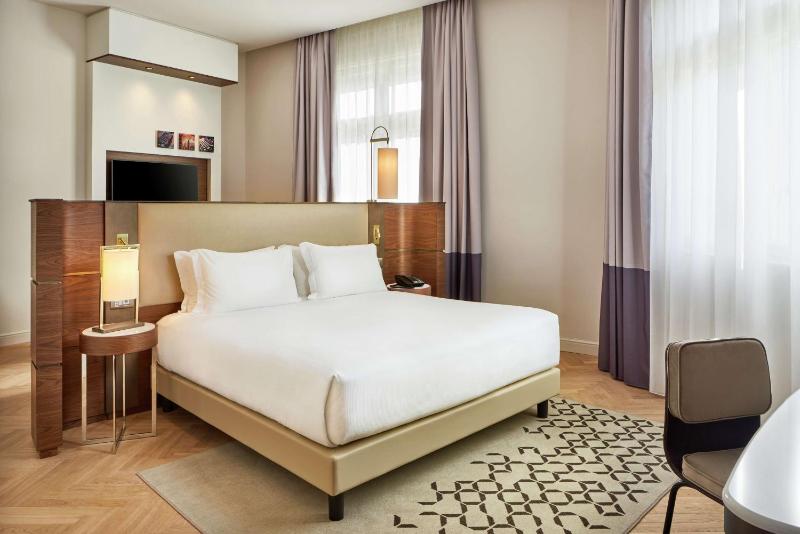 Corner Junior King Suite image 1