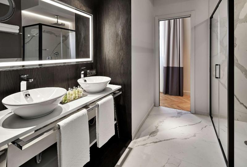 Corner Junior King Suite image 2