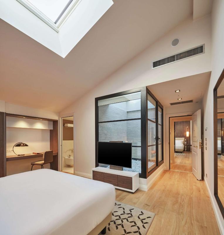 Deluxe Family King Room image 1