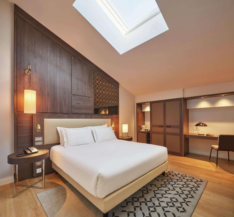 Deluxe Family King Room image 3
