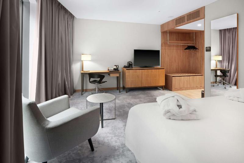 Deluxe King Room image 4