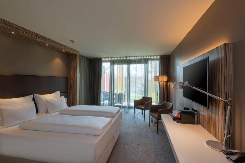 Deluxe King Room with Balcony image 4