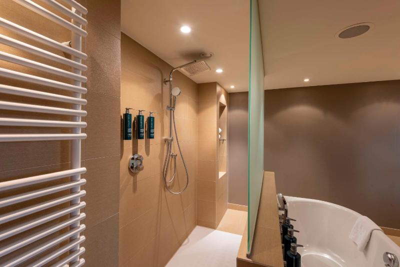 Junior King Suite with Balcony image 3