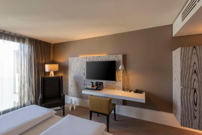 Deluxe King Room image 3