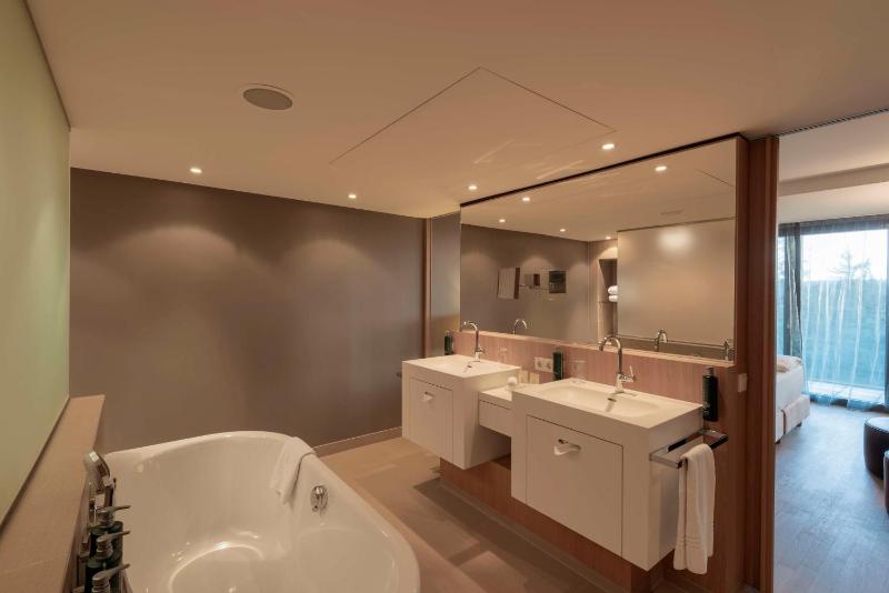 Junior King Suite with Balcony image 4