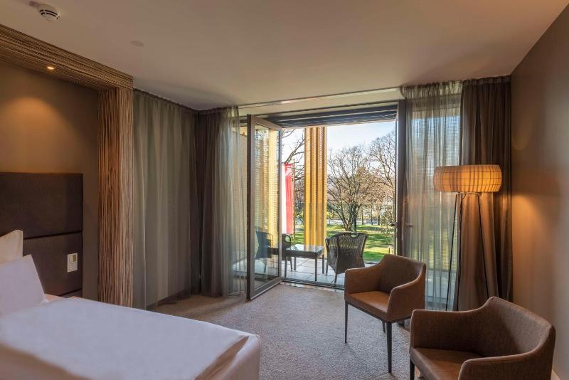 Deluxe King Room with Balcony image 3