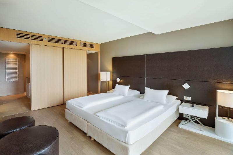 Junior King Suite with Balcony image 2