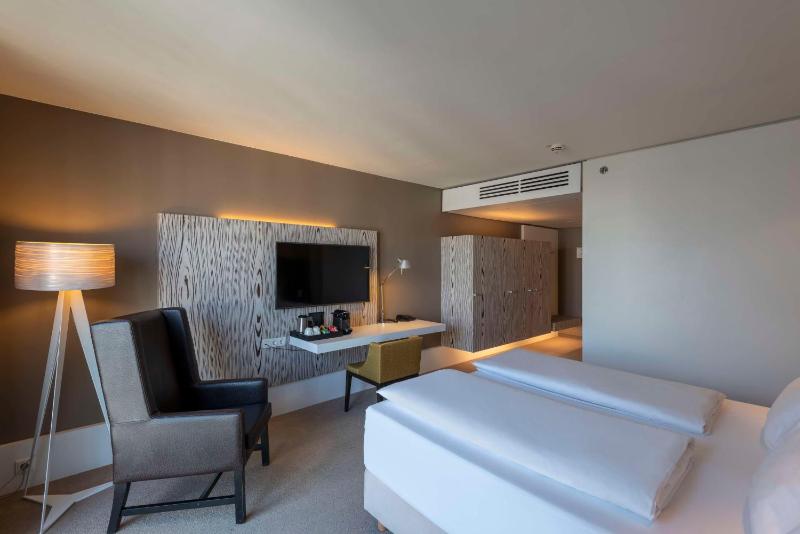 Deluxe King Room image 4