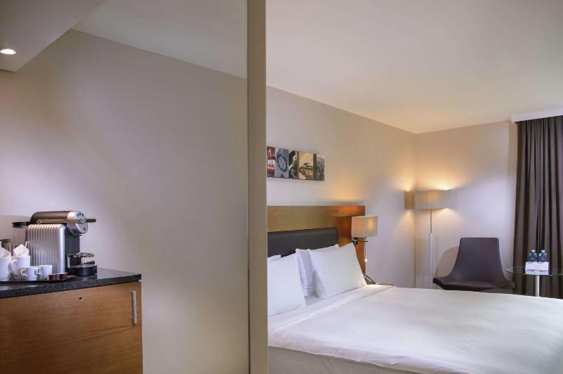 Executive Queen Room with Executive Lounge Access image 4