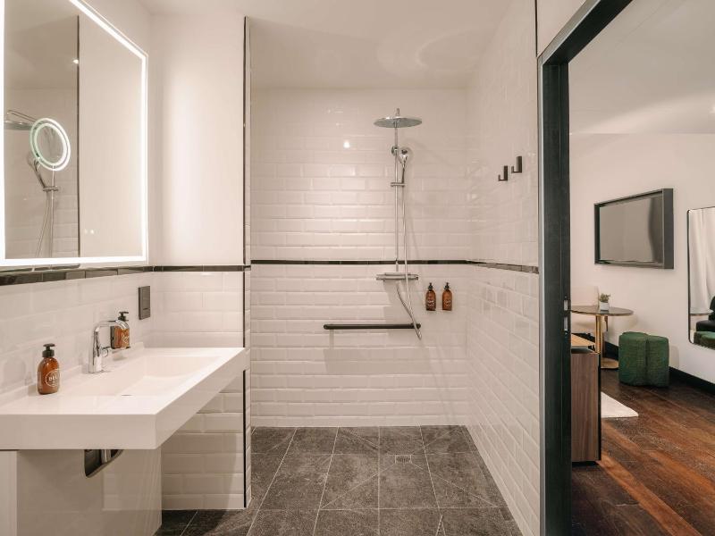 Deluxe King Room with Terrace - Mobility Access image 1