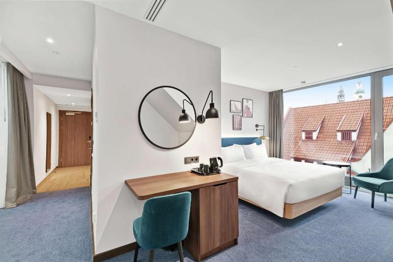 Deluxe King Room with City View image 1