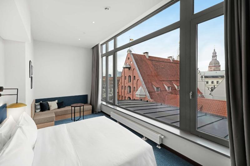 Deluxe King Room with City View image 4