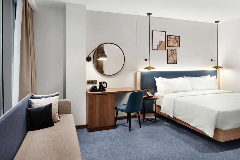 Accessible room with Atrium view image 4