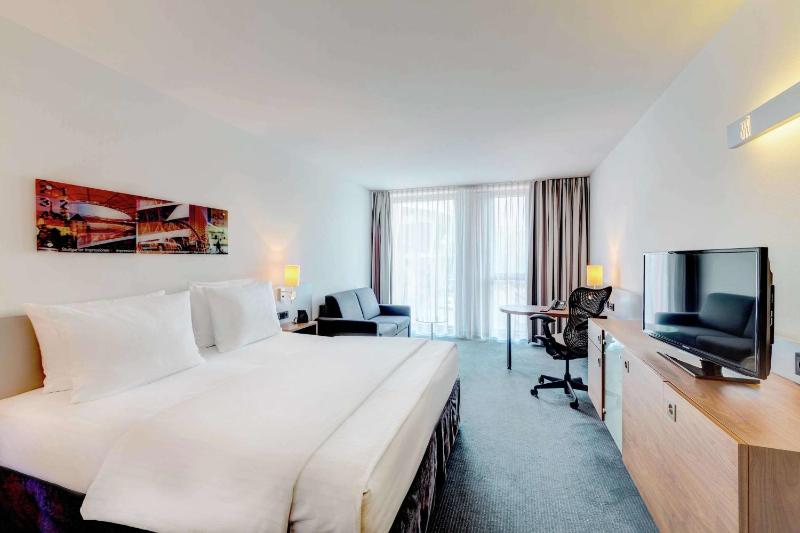 Superior King Room image 4
