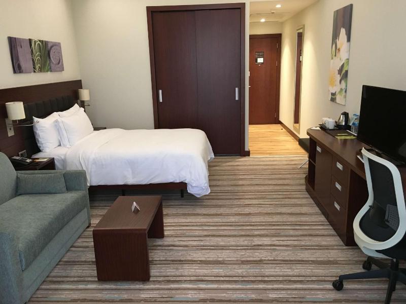 Queen Family Room image 4