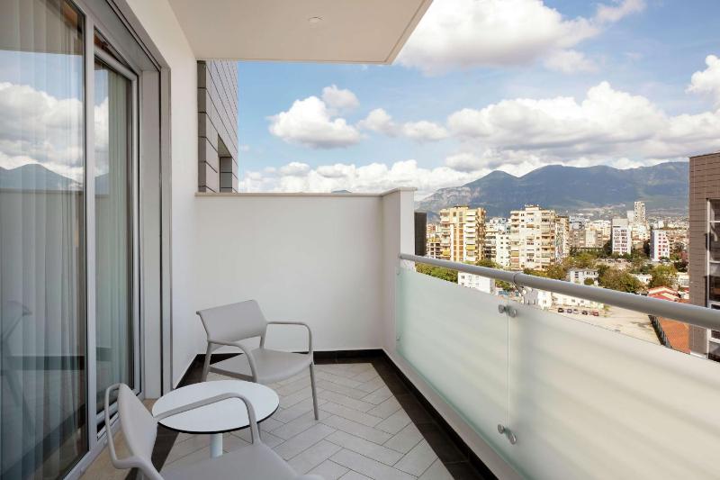 Deluxe King Family Room with Balcony image 3