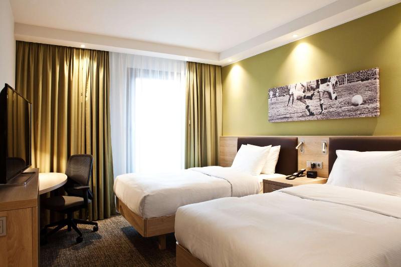 Twin Room image 3