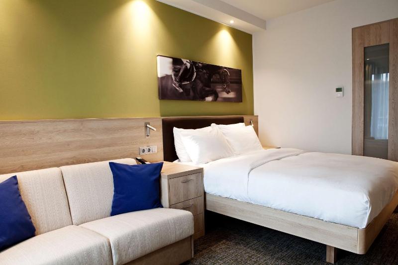 Queen Room with Sofa Bed - Non-Smoking image 1